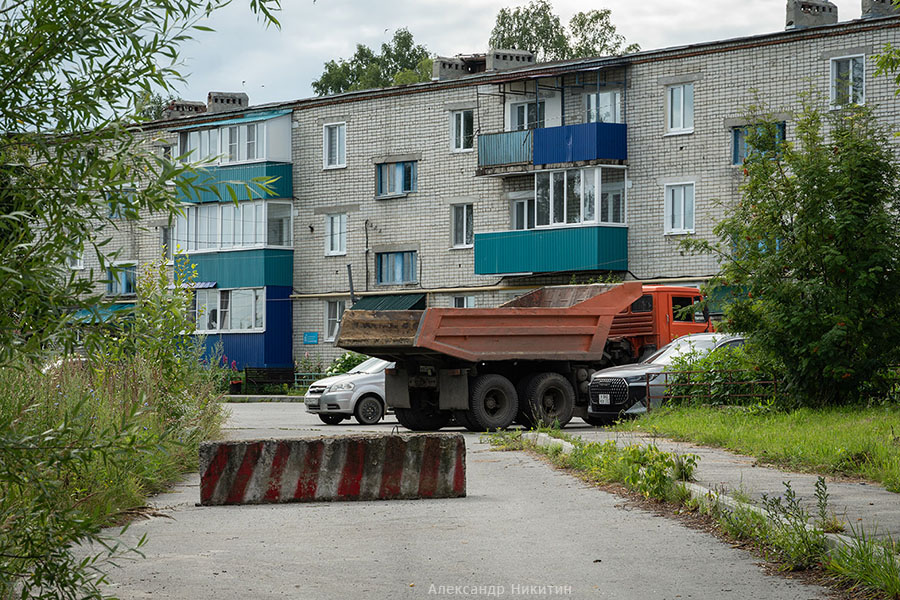 Самосвал во дворе